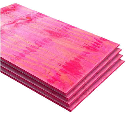 Pilha de chapas de madeirit resinado, com a resina em tom magenta na superfície, sobre fundo branco.
