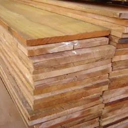 Pilha de tábuas de cedrinho empilhadas com as pontas alinhadas.